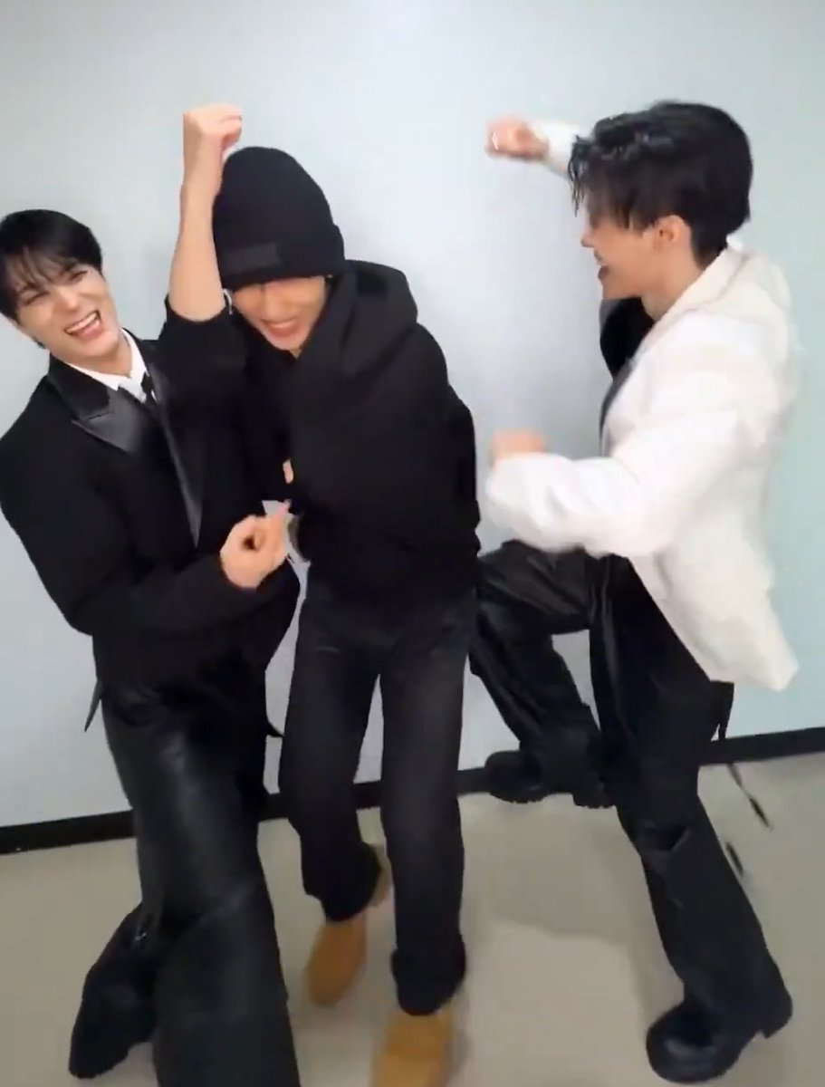 ถามว่าพวกพี่เจโน่พี่แจมินดีใจแค่ไหนที่น้องมา ภาพนี้ก็น่าจะเป็นคำตอบได้ ยิ้มแฉ่งกันใหญ่เลย ก็น้องรักนี่เนอะ🥺