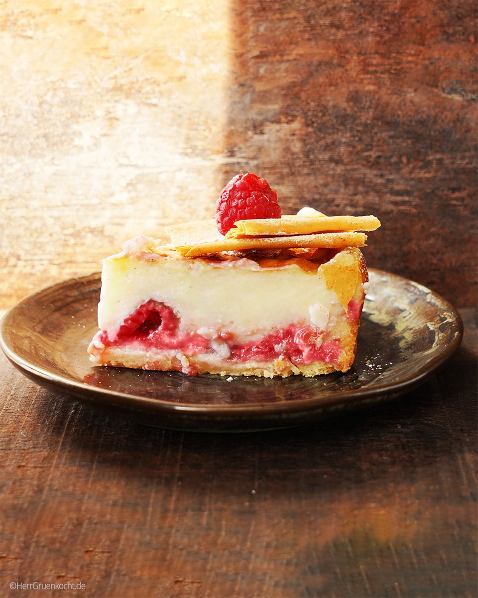 HerrGruenkocht's tweet photo. Himbeer-Flan-Tarte

Steht die Flantarte eine Weile im Kühlschrank, belohnt sie einen mit Schnittfestigkeit und Cremigkeit.

Erhältlich im Herr Grün Shop -> https://t.co/AWTinh1nga oder im Buchhandel.

#backen #Backbuch #Ostern #Himbeeren #Flan #Tarte #HerrGruenkocht und backt. https://t.co/vht3I7SDgo