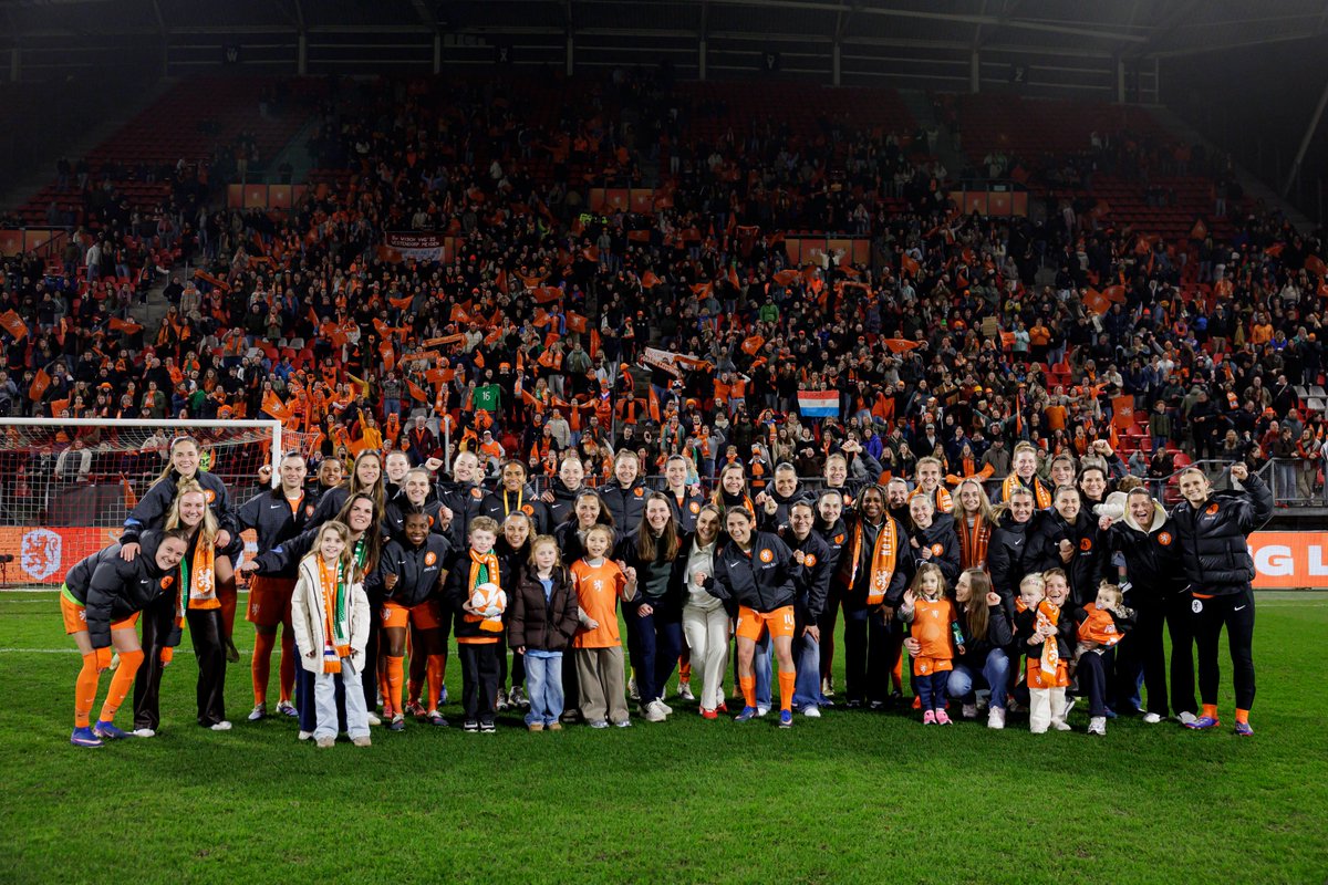 oranjevrouwen's tweet photo. Generations of Oranje. 🧡🇳🇱

#NothingLikeOranje #NEDIRL https://t.co/hS7fWPjwNQ