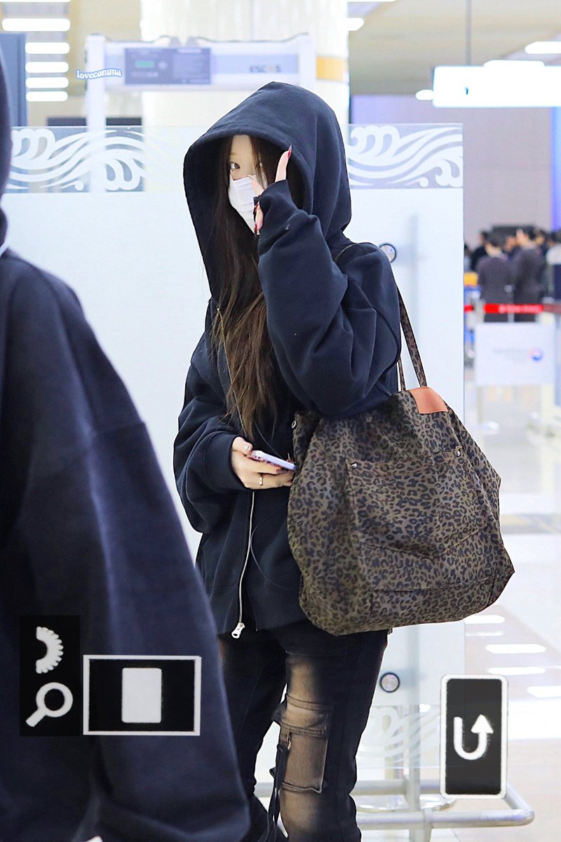 𝐥𝐨𝐯𝐞𝐜𝐨𝐦𝐦𝐚 tweet media