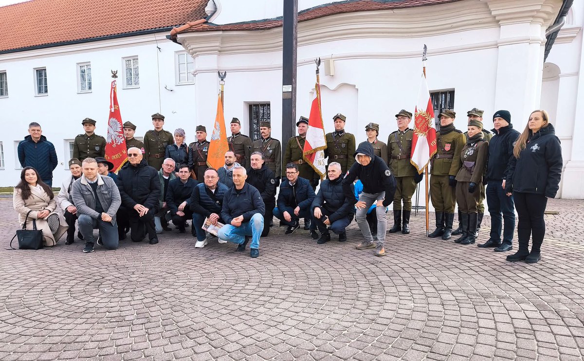 Drugi dzień ogólnopolskiego spotkania Związku Żołnierzy #NarodoweSiłyZbrojne rozpoczęliśmy od Mszy świętej za żyjący i zmarłych żołnierzy wszystkich formacji narodowych polskiego podziemia niepodległościowego. 💪🏼🇵🇱