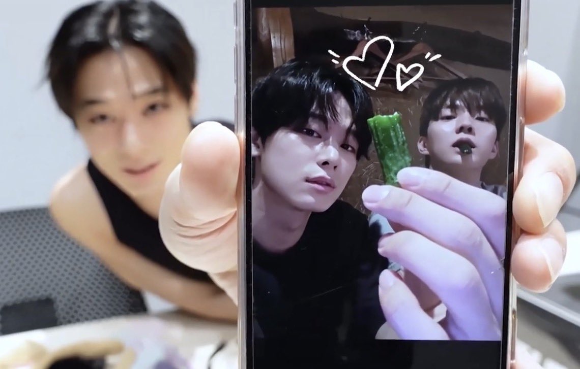 - 요즘 찍은 미공개 사진!

큐랑 도쿄에 도착하자마자 밥을 먹으러 갔는데 오이가 너무 맛있어서 찍었대ㅋㅋㅋㅋㅋㅋㅋㅋㅋㅋㅋ 귀엽당