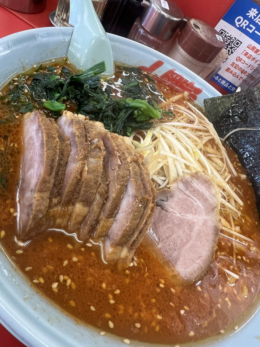 今日の対あり🍜
辛味噌ネギチャーシュー麺➕中盛り➕チャーシュー、ほうれん草➕ほうれん草トッピング。
ごっちゃんでした🙌