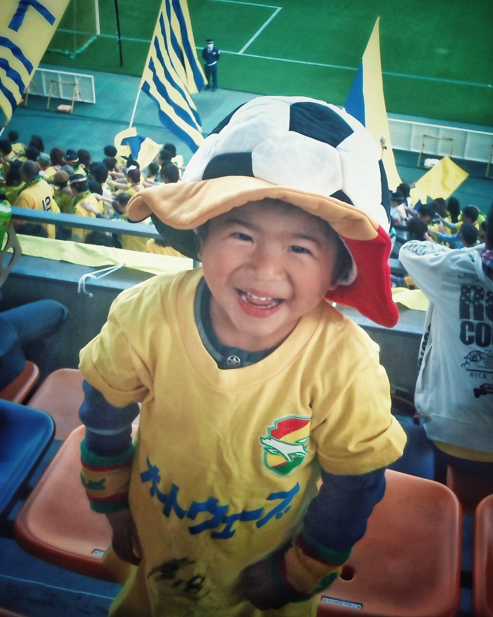 AllChibaEnergy's tweet photo. googleフォトに保存されていた15年前の写真。

フクアリでジェフを応援していた3歳の息子。
物心つく前からベビーカーに乗せられてチャントを子守唄にしていた息子。
18歳になった彼が、昨日初めてJ1で勝つジェフユナイテッド市原・千葉を見た。

時を超えて、心動かす場所。
フクアリ。
#jefunited https://t.co/YmTDnXOVd1