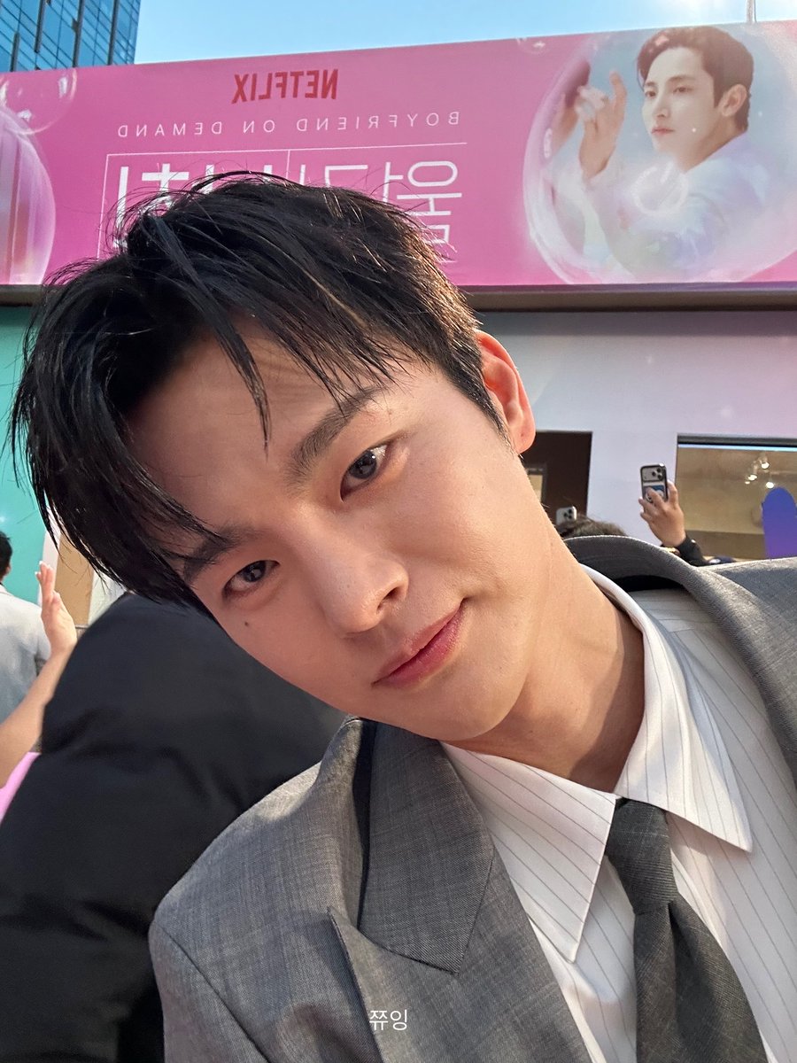 ㅁㅊ 서인국이 셀카 찍어줬어요…..
월간남친 박경남 아니 구영일….아니 서인국….
얼굴 폼 미쳤다ㅠㅠㅠㅜㅜㅜㅜ