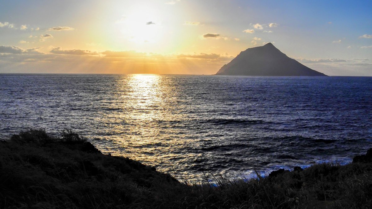 k19ch1's tweet photo. 3月8日
八丈島の夕暮れ
綺麗な夕陽が見れた
水平線には雲の壁
浜は少し寒いかな…
ANA最終便は定刻就航
お疲れ様でした
#八丈島
#八丈島民図鑑
#宇喜多秀家公と豪姫の碑
#夕暮れ
#夕陽
#八丈島空港 #RJTH
#JA220A #全日空 https://t.co/xlGpK7w3wi
