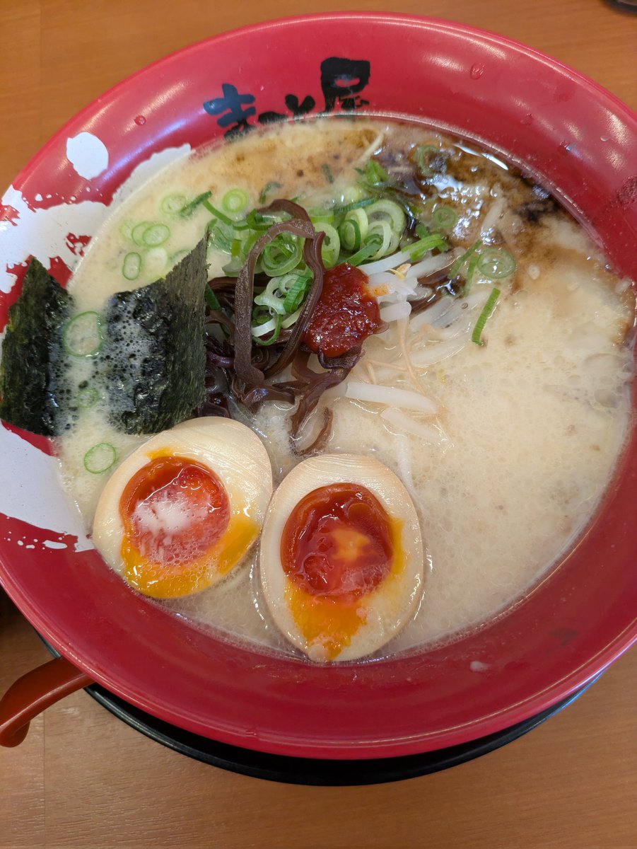Michiru0421's tweet photo. まこと屋で牛骨煮玉子入りラーメンの唐揚げセット🙂
ニンニクたっぷり入れて美味しくいただきました✌️ https://t.co/79yToVT94Q