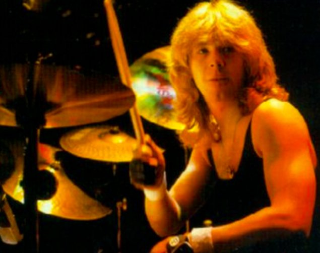 blogofenia's tweet photo. Hoy habría sido el cumpleaños de CLIVE BURR de Iron Maiden… #HappyBirthdayCliveBurr #CliveBurr #IronMaiden https://t.co/Dy8MxLrv3T