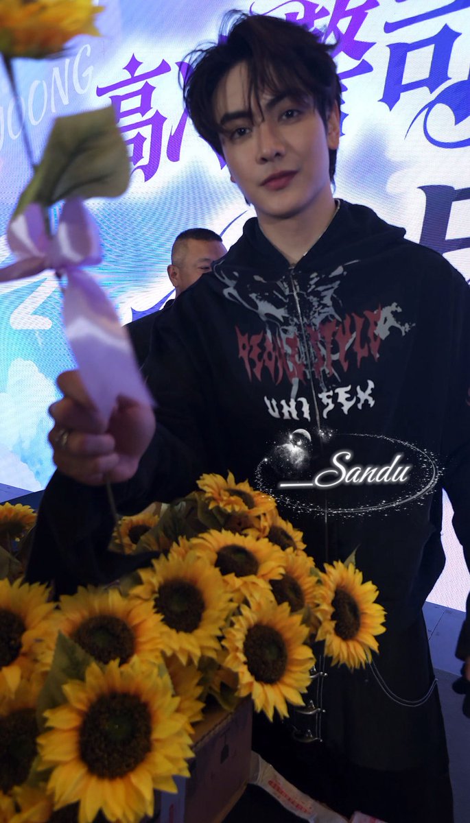sandu0210's tweet photo. 今天3月8日妇女节，收到的花还是钟阿晨亲手递给我的呢🥰
#JoongFSinGuangzhou2026
#JoongArchen https://t.co/Syislr3nyM