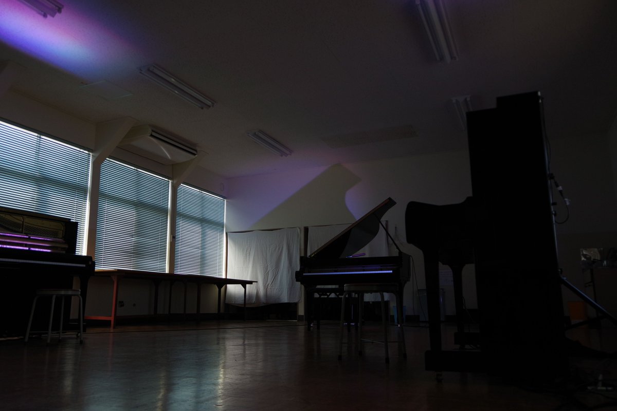 SI_information's tweet photo. 【Sonic Interaction 2026.03 Program】
二宮大徳
「不思議な部屋の不思議なピアノ」
audiovisual

本作は、振動スピーカーを装着した卒業制作《異質なピアノ》の上演を映像作品へ再転位したものである。外部振動や内部照明によって変質したピアノの音を録音し、解体・再構築することで、音と光が連動する異質な楽器像のある空間を表現している。

【Sonic Interaction 2026.03】
国立音楽大学コンピュータ音楽専修所属学生によるコンサート。作品の制作からコンサートの企画、運営スタッフまですべてを学生が行う。本公演ではVRやサイネージディスプレイを用いたパフォーマンスや、楽器の生演奏とコンピュータによるライブエレクトロニクス、映像と音によるオーディオビジュアル等を上演。

日程：3月11日（水）
場所：日暮里サニーホール
時間：開場 18:15 開演 18:45
料金：1,000円・高校生以下無料

🎫チケットサイトはリプライ欄から⇩⇩⇩