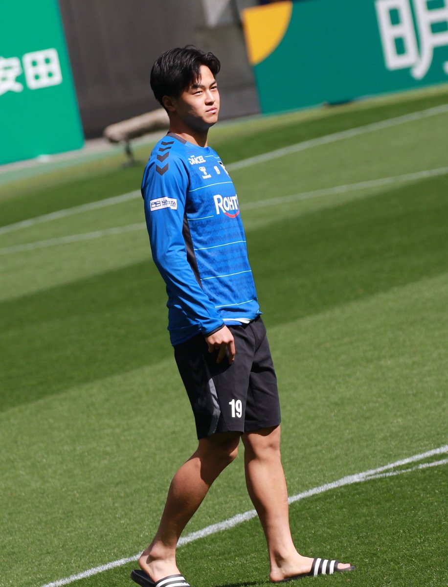 長崎戦番外編
銀ちゃん、福岡くんみたいに誰よりも早くピッチに出てきたらゴール裏から拍手されてニヤニヤが止まらず可愛かった😂

げんげんの怪我たいした事無い事を心から願ってるけど🙏
CBは故障者続出なので池谷くんの活躍にも期待。
#池谷銀姿郎