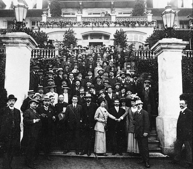 CerfiaFR's tweet photo. 🇩🇰👩‍🦰📅 FLASHBACK | Le 8 mars 1910, lors de la conférence socialiste de Copenhague, la présidente de l’Internationale socialiste des femmes Clara Zetkin, soutenue par la militante russe Alexandra Kollontaï, propose la création d’une Journée internationale des femmes avec l'objectif d'obtenir le droit de vote.