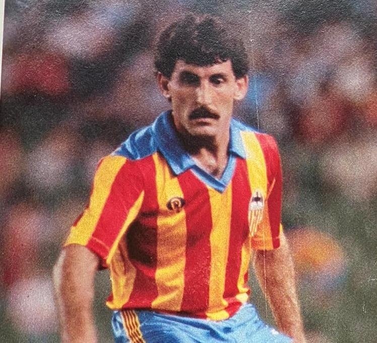Valencianisme83's tweet photo. ⚪️🦇Pablo, 'la ardilla de Ibrox Park'
‼️Preciosa Senyera Ressy para la temporada 83/84.
#ValenciaCF #Ressy #Senyera https://t.co/3T058DWlQb