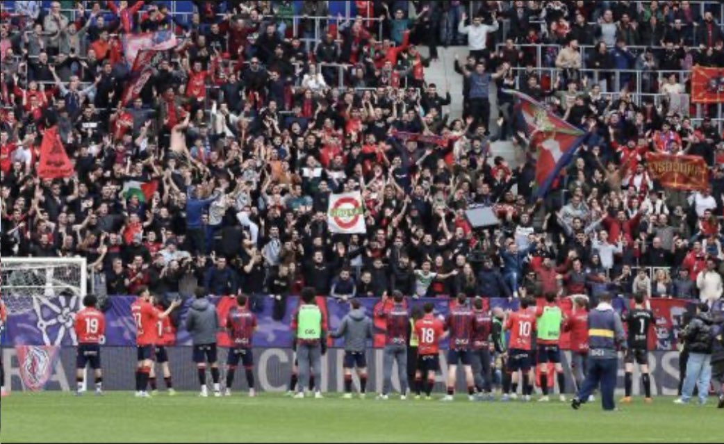 baskdefenders's tweet photo. Keinu zoragarria Osasunako jokalarien aldetik! #OsasunaMallorca partida amaitu ondoren, taldea hurbildu zen harmailara, aurreko partidan Polizia nazi-faxistak eraso egin zien biktimei elkartasuna adieraztera. Horrelako keinuek batzen dute jendea edozein garaipen baino gehiago! https://t.co/ranYGk69x7