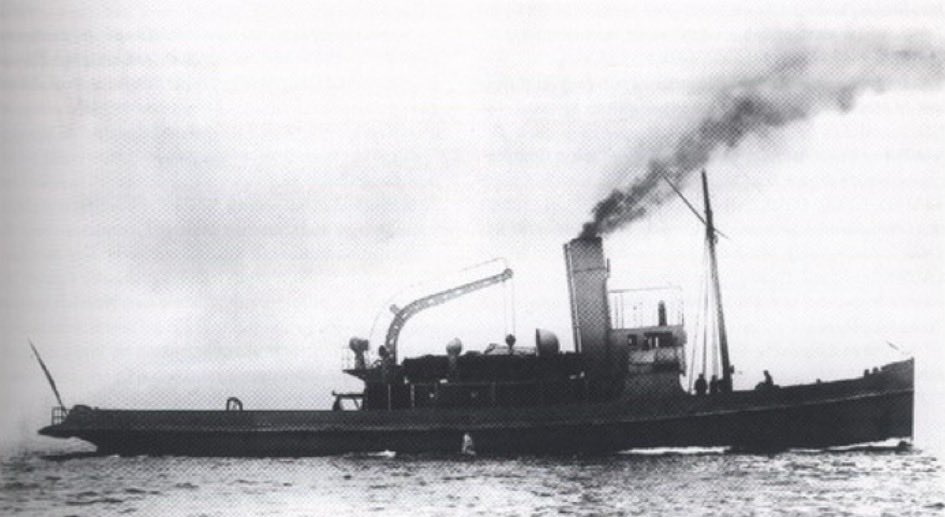 cemgurdeniznet's tweet photo. Günümüzden 111 yıl  önce, 8 Mart 1915 sabahı saat 05.30’da, Nusret Mayın Gemisi Çanakkale Nara’dan ayrıldı ve Erenköy Koyu’na kıyıya paralel olarak 26 mayın döktü.  

Bu mayınlar Çanakkale Boğazı’ndaki 11. mayın hattını oluşturuyordu. Ancak diğer hatlardan farklıydı. Çünkü önceki hatlar boğazı dikine kapatırken, Nusret’in döktüğü mayınlar kıyıya paralel bir mania hattı şeklinde dökülmüştü. 

Müttefik donanması haftalardır bombardıman sonrası Erenköy Koyu’nda dönüş manevrası yapıyor ve bu alanı güvenli kabul ediyordu. Türk tarafı tam da bu alışkanlığı hedef aldı.

Çanakkale Boğazı Müstahkem Mevki  Komutanı Cevat Paşa ve Mayın Grup Komutanı Binbaşı Nazmi Bey’in planı, düşmanın en güvendiği manevra alanını bir ölüm hattına çevirdi.

10 gün sonra, 18 Mart 1915’te, dünya donanmasının en güçlü zırhlıları o “temiz” sandıkları alana girecekti. Sonuç Siyah Kuğu Nusret’in ve kıyı topçusunun yarattığı büyük zafer.

Tarihimizde ne 8 Martları ne 18 Martları unutmayız.

Kaba güce dayalı küstah emperyalist saldırılara karşı dilerim tüm ezilen uluslar Türk’ün 8 Mart ve 18 Mart mûcizelerini yaratır.