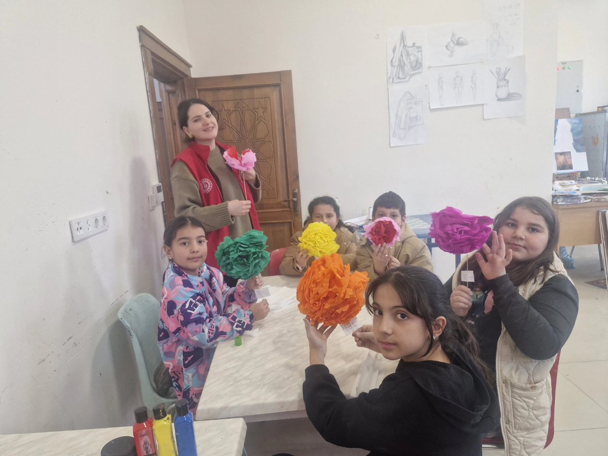 8 Mart Dünya Kadınlar Günü kapsamında gençlerimiz ile birlikte çiçek yaparak annelerine ulaştırdık.

<a href="/gencliksporbak/">Gençlik ve Spor Bakanlığı 🇹🇷</a> @oa_bak @gsbgenclik @gsb_kirsehir