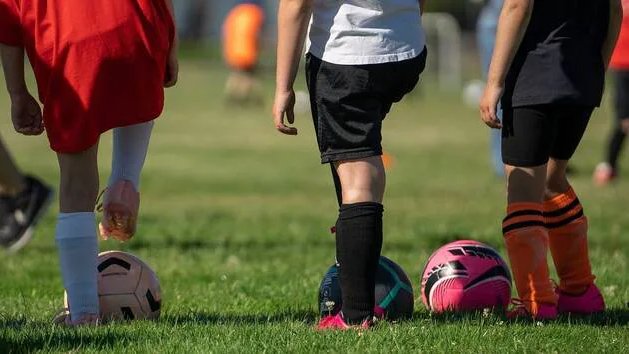 duralexsl's tweet photo. 🔴⚖️ Sayat (63) - Un père lynche au sol le coach de football de son fils, car ce dernier n'allait pas être repris pour la nouvelle saison.
Trauma crânien, 15 j d'ITT.

Peine : 4 mois avec sursis.

Peine encourue : 3 ans de prison.

Il semble que le fils lui-même n'était pas désireux de jouer.
 
(Ouest France - Photo : Jatocreate/Pixabay)