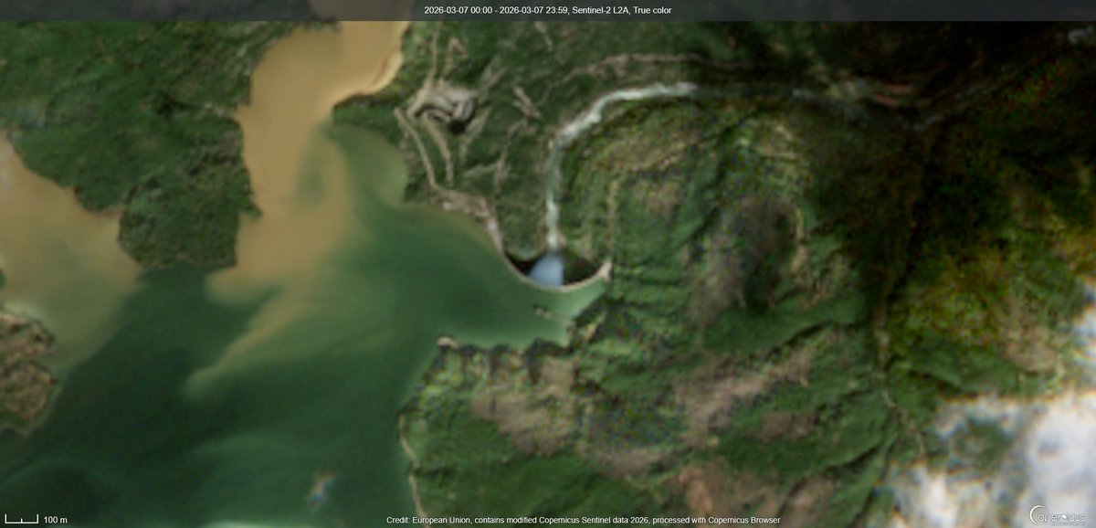 🛰️💧 Així es veia ahir Susqueda (al 102% de la seva capacitat) amb el satèl·lit d'òrbita polar Sentinel-2 (<a href="/CopernicusEU/">Copernicus EU</a>): l'aigua terrosa provinent de la riera de Rupit i del torrent del Bonegre i l'aigua sobreeixint per la presa. Espectacular!