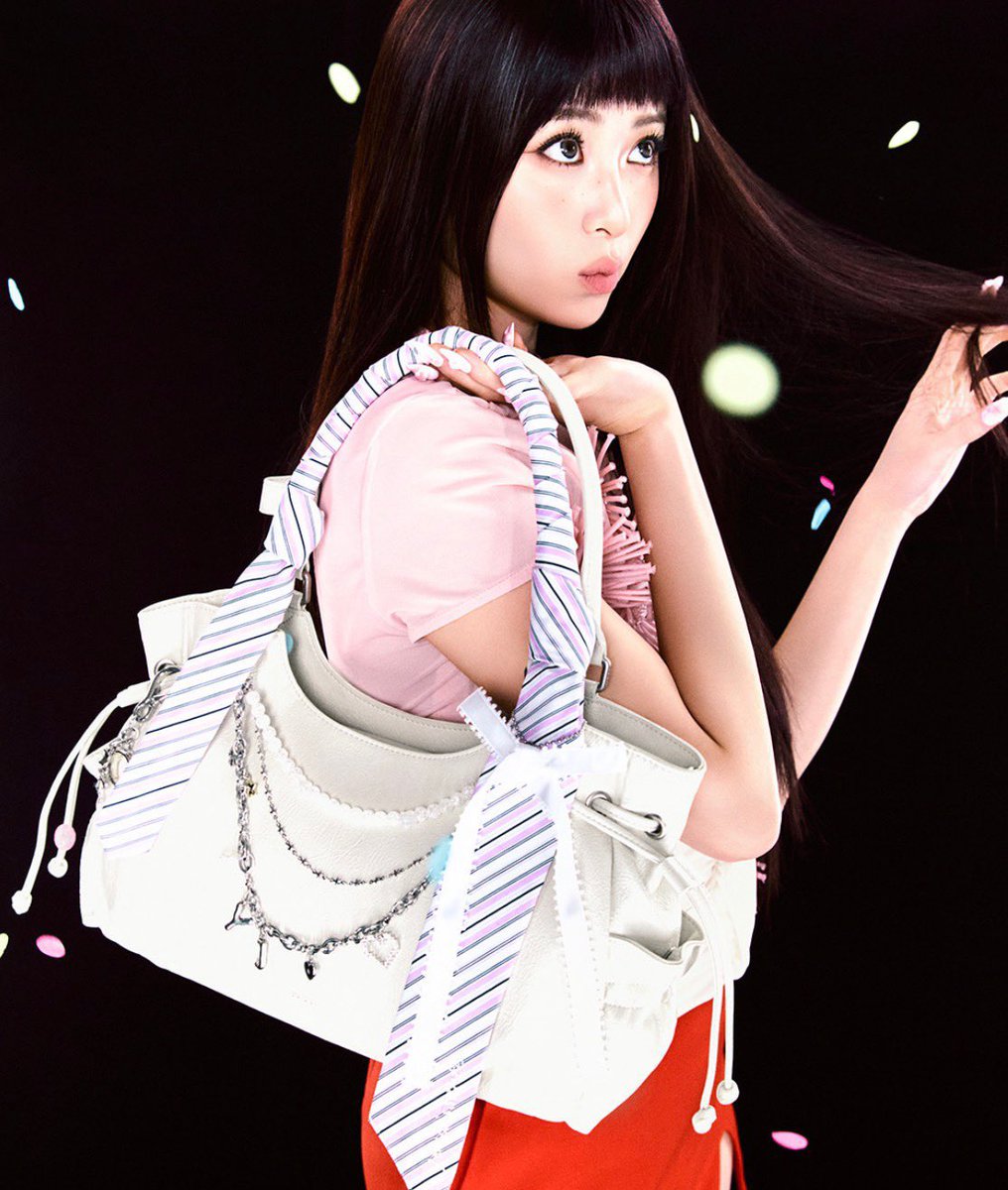 yunjinrs's tweet image. yunjin talking about how it is really meaningful to her that her creation came out on international women’s day &amp;amp; on the 8th, which is her favorite and lucky number 🥹🤍

YUNJIN X STAND OIL
JENAISSANTE CHARM SET
#YUNJINxSTANDOIL
#HUHYUNJIN #BREEZY
#STANDOIL #스탠드오일