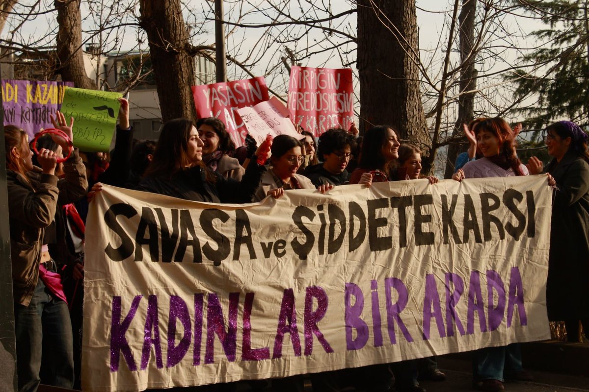 Dilerozer's tweet photo. Kadınlar birlikte güçlü!
Jin bi hev re hêzdar in! ✊

#8MartDünyaKadınlarGünü
#Bijî8êAdarêRojaJinênCîhanê
#KabulEtmiyoruzVazgeçmiyoruz https://t.co/okslKXdWX2