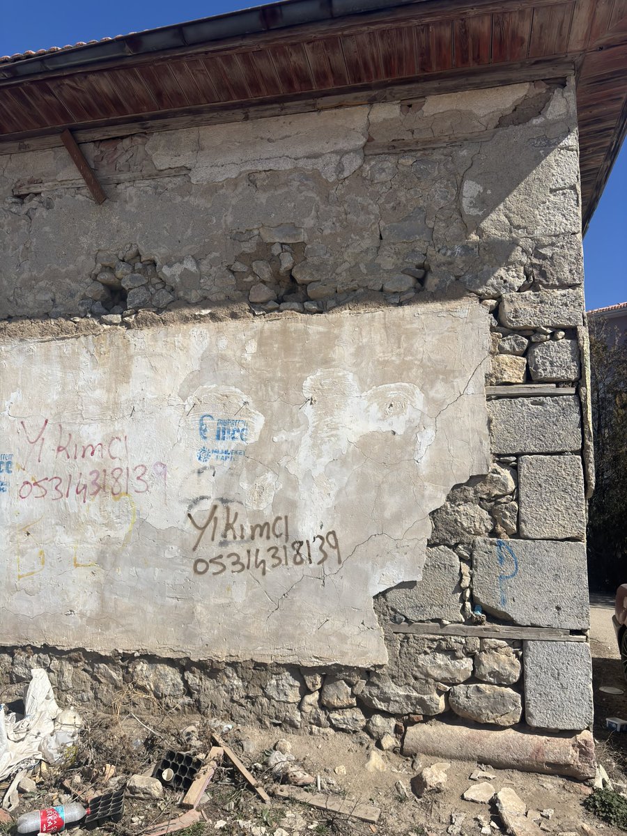 İncek köyünün eski camisi (1325/1909). İmar sürecinde yıkımdan kurtarılmış ama kendi haline terk edilmiş. Sıva altından devşirme malzemeler görünüyor. Neyse ki çatısı sağlam. Reklam panosu gibi duvarları (yıkımcılar dahil). Yağlıpınar camisi gibi restorasyonu yapılır umarım🤞🏼