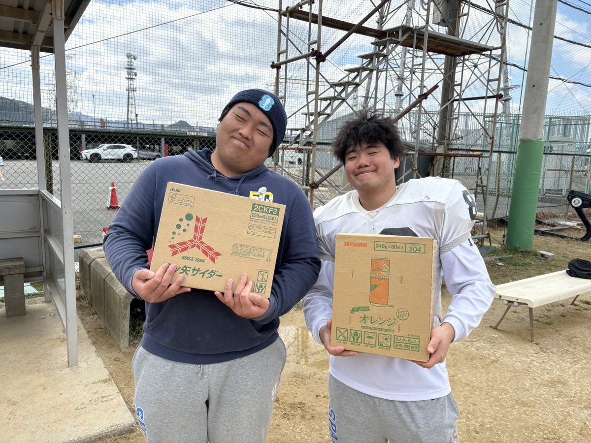SPARTANS_OUHS's tweet photo. こんばんは⭐️
本日の練習時に、昨シーズン引退された先輩からジュースの差し入れを頂きました！
ありがとうございます✨️🥤
いよいよ春シーズンも開幕します🌸
応援してくださる方々への感謝を忘れず、チーム一丸となって頑張ります！🏈🔥
引き続き応援よろしくお願いします！ https://t.co/XnEoPzK0Sz