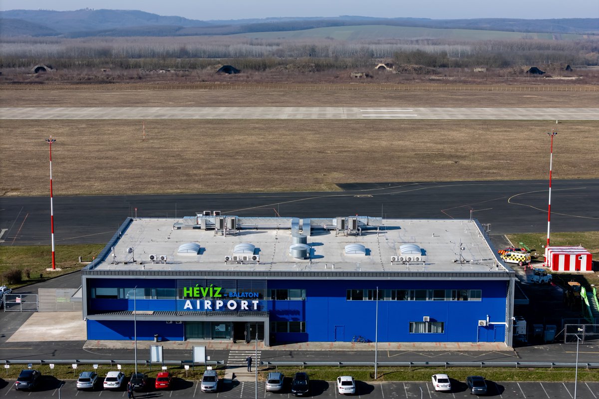 #Macaristan 
Macaristan'ın 🇭🇺 batısına hizmet veren Héviz-Balaton Havaalanı, Schengen Bölgesi içinden ve dışından gelen 400 yolcuyu aynı anda karşılayabilecek şekilde yenilendi. Terminalin genişletilmesinin yanı sıra pist ve kontrol kulesi de yenilendi.