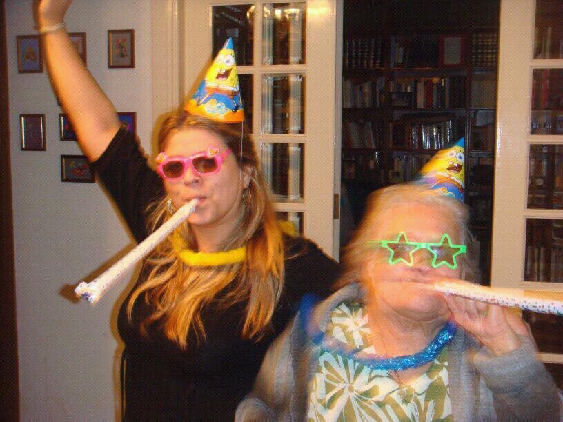 Le gustaban los culebrones, el café negro y las películas policíacas. 
Amó la vida, no conoció el rencor. Pero quiso que sus nietas fueran libres e independientes. 
Y nunca pudo manifestarse. 
Ana Hormiga era mi abuela. 
Mi #8Marzo es por ella. 
Por todas ellas ✊🏻