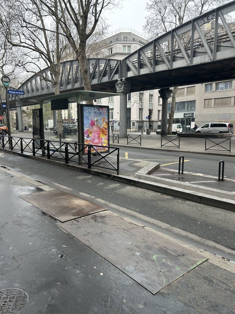 Un an …  🥳🎂

🍾🥂@acordebard 🏆 !

Ça fait un an maintenant que ces plaques d’acier sont abandonnées ici sur le trottoir.

#Paris2026 #SaccageParis