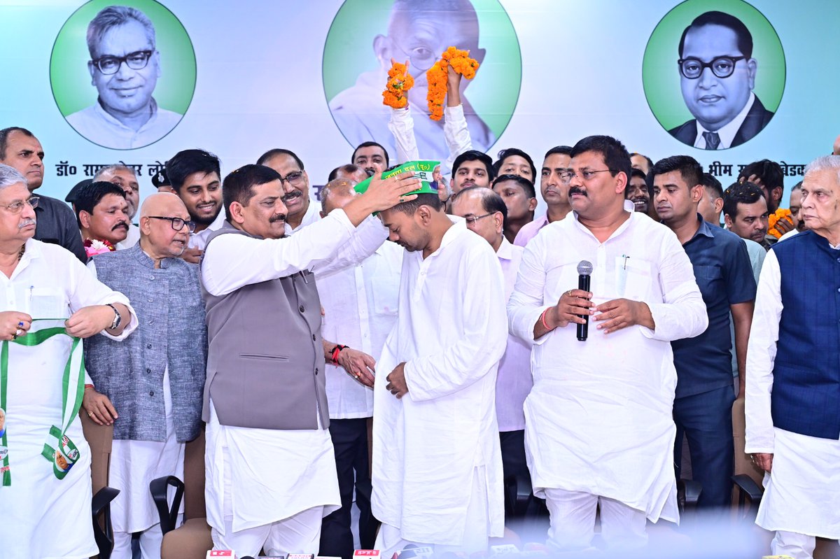 SanjayJhaBihar's tweet photo. जनता दल (यूनाइटेड) परिवार में आज एक नया अध्याय जुड़ा है।

श्री निशांत कुमार का पार्टी में औपचारिक रूप से शामिल होना केवल एक सदस्यता नहीं, बल्कि एक समृद्ध राजनीतिक और सामाजिक विरासत के नए वाहक का आगमन है।

माननीय मुख्यमंत्री श्री नीतीश कुमार ने वर्षों से सुशासन, विकास, सामाजिक न्याय और जनसेवा की जो मजबूत परंपरा स्थापित की है, वह आज पूरे देश के लिए एक उदाहरण है। उसी विरासत और मूल्यों को आगे बढ़ाने की जिम्मेदारी अब नई पीढ़ी के कंधों पर भी है।

मुझे विश्वास है कि निशांत जी हमारे नेता नीतीश जी के आदर्शों, जनसेवा की भावना और बिहार के विकास के संकल्प को आगे बढ़ाते हुए जनता के विश्वास को और मजबूत करेंगे तथा समाज और राज्य की सेवा में महत्वपूर्ण भूमिका निभाएंगे।

उन्हें इस नई राजनीतिक यात्रा के लिए हार्दिक शुभकामनाएं।

@NitishKumar @Jduonline