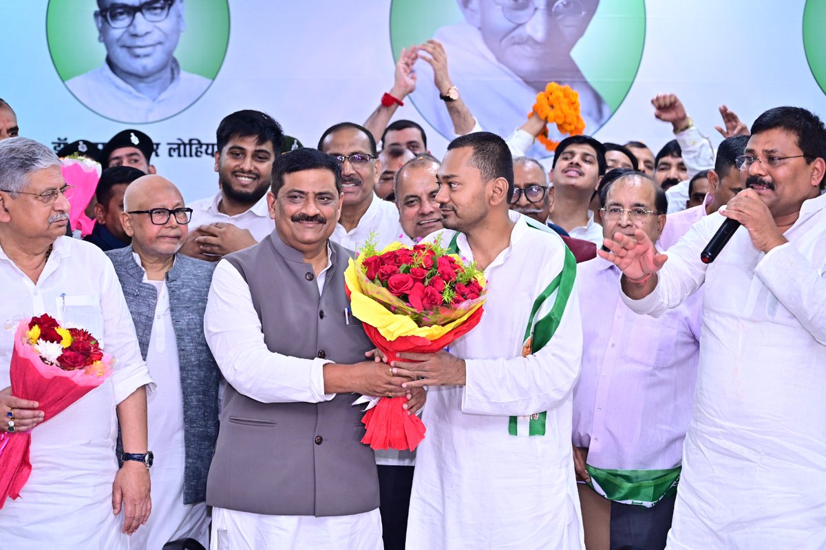 SanjayJhaBihar's tweet photo. जनता दल (यूनाइटेड) परिवार में आज एक नया अध्याय जुड़ा है।

श्री निशांत कुमार का पार्टी में औपचारिक रूप से शामिल होना केवल एक सदस्यता नहीं, बल्कि एक समृद्ध राजनीतिक और सामाजिक विरासत के नए वाहक का आगमन है।

माननीय मुख्यमंत्री श्री नीतीश कुमार ने वर्षों से सुशासन, विकास, सामाजिक न्याय और जनसेवा की जो मजबूत परंपरा स्थापित की है, वह आज पूरे देश के लिए एक उदाहरण है। उसी विरासत और मूल्यों को आगे बढ़ाने की जिम्मेदारी अब नई पीढ़ी के कंधों पर भी है।

मुझे विश्वास है कि निशांत जी हमारे नेता नीतीश जी के आदर्शों, जनसेवा की भावना और बिहार के विकास के संकल्प को आगे बढ़ाते हुए जनता के विश्वास को और मजबूत करेंगे तथा समाज और राज्य की सेवा में महत्वपूर्ण भूमिका निभाएंगे।

उन्हें इस नई राजनीतिक यात्रा के लिए हार्दिक शुभकामनाएं।

@NitishKumar @Jduonline
