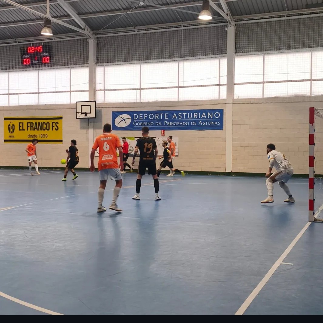 ElFrancoFS's tweet photo. @ElFrancoFS 4-2 @ConcejoValdes. Chegóu a victoria despós d'úa serie de partidos. Os nosos goles foron de #Isma y #Triplete de @dj_sergi10 que suma el sou #jakitri. Polideportivo Uruguay a tope, como sempre!! #Gracias #AficiónMarella!! https://t.co/cjvDV17kaR