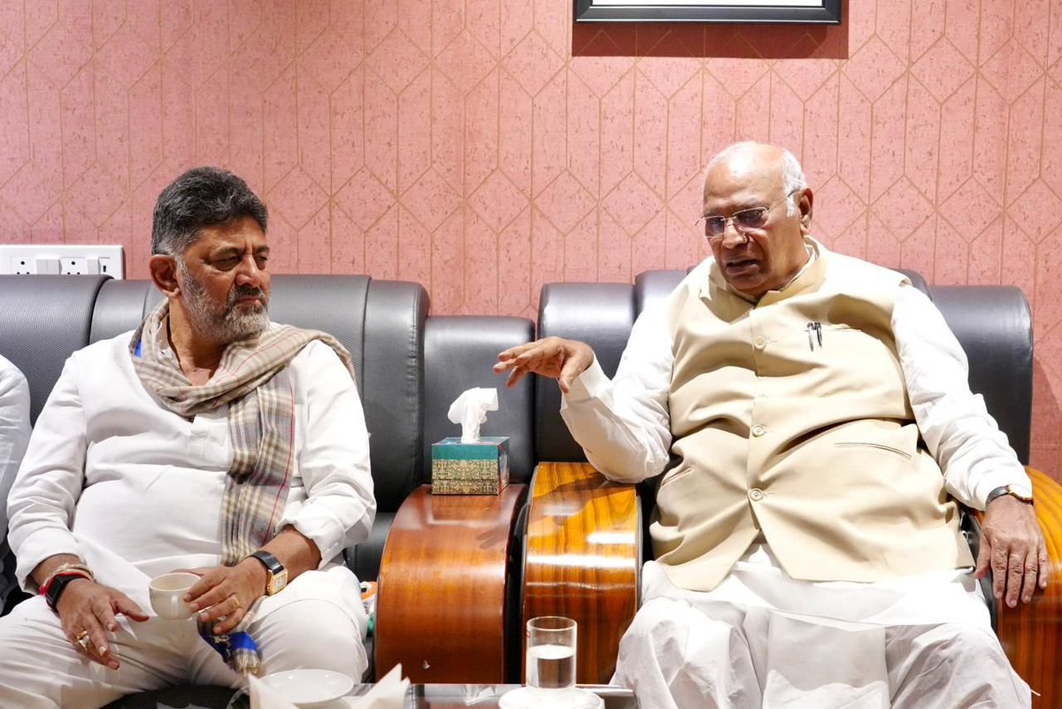 timesofindia's tweet image. #Karnataka | D. K. Shivakumar met Mallikarjun Kharge at Kalaburagi Airport on Sunday.
#DKShivakumar #MallikarjunKharge #Congress