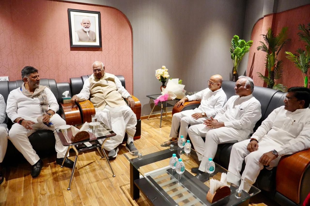 timesofindia's tweet image. #Karnataka | D. K. Shivakumar met Mallikarjun Kharge at Kalaburagi Airport on Sunday.
#DKShivakumar #MallikarjunKharge #Congress