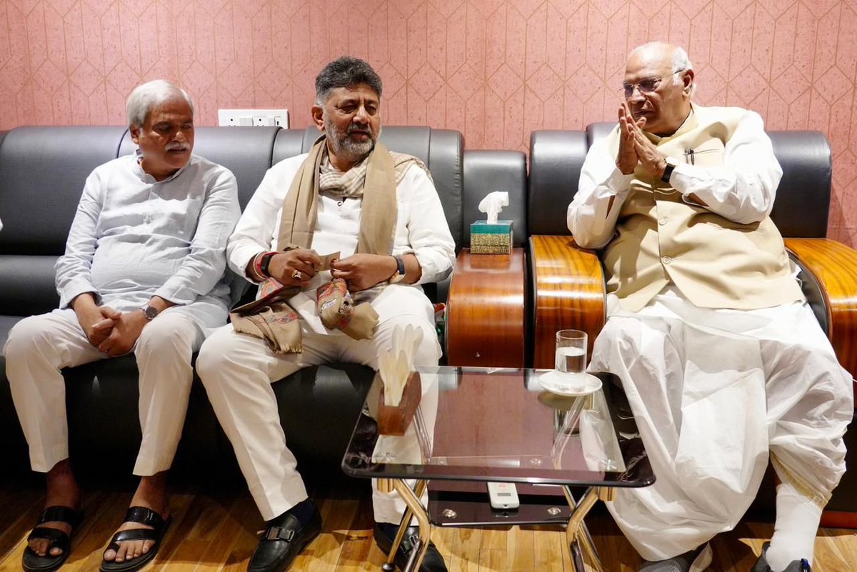 timesofindia's tweet image. #Karnataka | D. K. Shivakumar met Mallikarjun Kharge at Kalaburagi Airport on Sunday.
#DKShivakumar #MallikarjunKharge #Congress