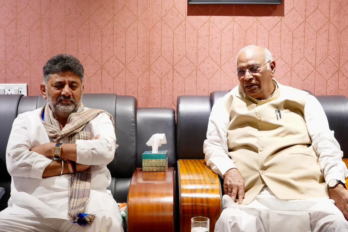 timesofindia's tweet image. #Karnataka | D. K. Shivakumar met Mallikarjun Kharge at Kalaburagi Airport on Sunday.
#DKShivakumar #MallikarjunKharge #Congress