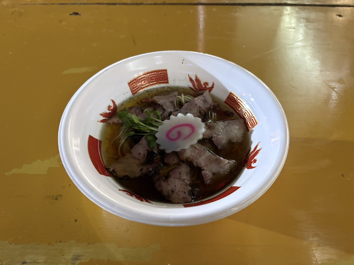 N02074696's tweet photo. 川崎ラーメン祭のRTキャンペーンで3等の1杯無料券が当たったので行ってきた。
麺や晴心の炭香る焼豚中華そば
炭火の香ばしさがやさしい醤油ラーメンとマッチしててとても美味しかった。
他も食べたかったが時間がないのでなくなく離脱。
#らーめん　#ラーメン　#ramen #麺や晴心 https://t.co/DRtq2EOgQY