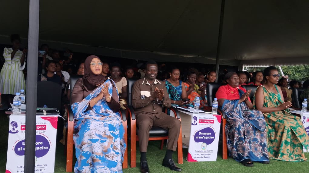 MusanzeDistrict's tweet photo. Hirya no hino mu Karere turi kwizihiza Umunsi Mpuzamahanga w'Umugore ku nsanganyamatsiko igira iti: "Umugore ni uw'agaciro". Umuyobozi w'Akarere @NsengClaudien n'itsinda ry'abadepite bayobowe na Hon. Ndangiza Madina bifatanyije n'abaturage b'Umurenge wa Nyange. https://t.co/3LQmBBFDO4
