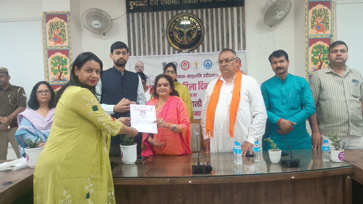 आज दिनांक 8 मार्च 2026 को जनपद गाजियाबाद में विकास भवन सभाकर में अंतर्राष्ट्रीय महिला दिवस का आयोजन किया गया जिसमें मुख्यालय स्तर से माननीय मुख्यमंत्री महोदय का सजीव प्रसार और जनपद स्तर से उत्कृष्ट कार्य करने वाली महिलाओं को सम्मानित किया <a href="/MinistryWCD/">Ministry of WCD</a> <a href="/missionshaktiup/">MissionShakti</a> <a href="/UPGovt/">Government of UP</a>