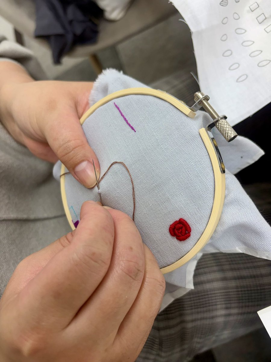 _hanamelon_'s tweet photo. 本日は新宿で刺繍会がありました🌸
初心者の方がいらしたので、基本のステッチをお教えしました🪡
今までわからなかった事がわかって良かったと言っていただき、こちらも嬉しくなりました💗

次回は3月21(土)13時〜16時@新宿
ご参加はプロフィール下の公式LINEから
#刺繍　#手芸サークル https://t.co/dL1yGhtJyz