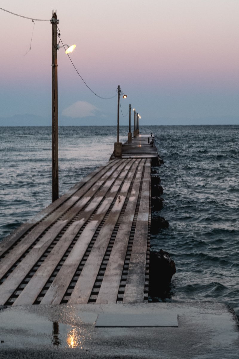 BarcaRosso's tweet photo. Dawn at Haraoka Pier.
A quiet sea, dim lamps, and Mt. Fuji emerging from the blue hour.
Moments like this are why rangefinders still matter.
Leica M10-D + Summilux 50mm f/1.4.
#Leica #LeicaM10D #LeicaM
#Summilux #LeicaLens
#Rangefinder #RangefinderPhotography
#MtFuji #FujiSan
#BlueHour #Seascape
#LeicaCommunity
