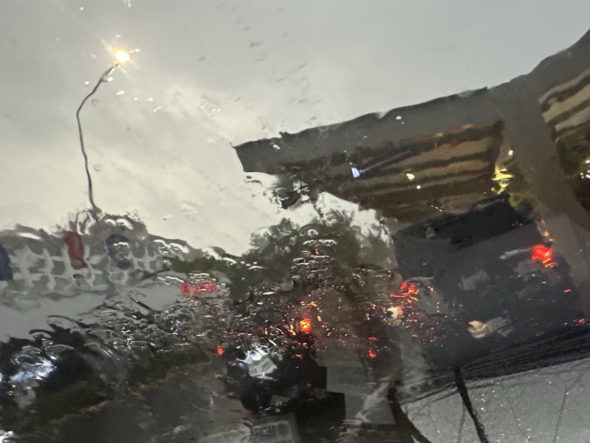 cebdadfucker's tweet photo. Heavy rain downpour 💦💦💦💦 rain rian Go away airport people will go home late today #altercebu #alterbagets #alternewbie #alterlapulapu #alterCebuMandaueLapuLapu https://t.co/6RD3bt9tbu