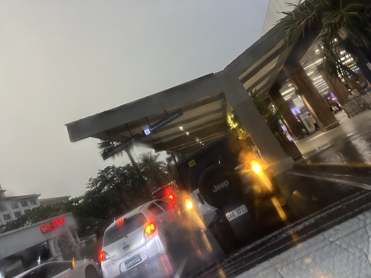 cebdadfucker's tweet photo. Heavy rain downpour 💦💦💦💦 rain rian Go away airport people will go home late today #altercebu #alterbagets #alternewbie #alterlapulapu #alterCebuMandaueLapuLapu https://t.co/6RD3bt9tbu