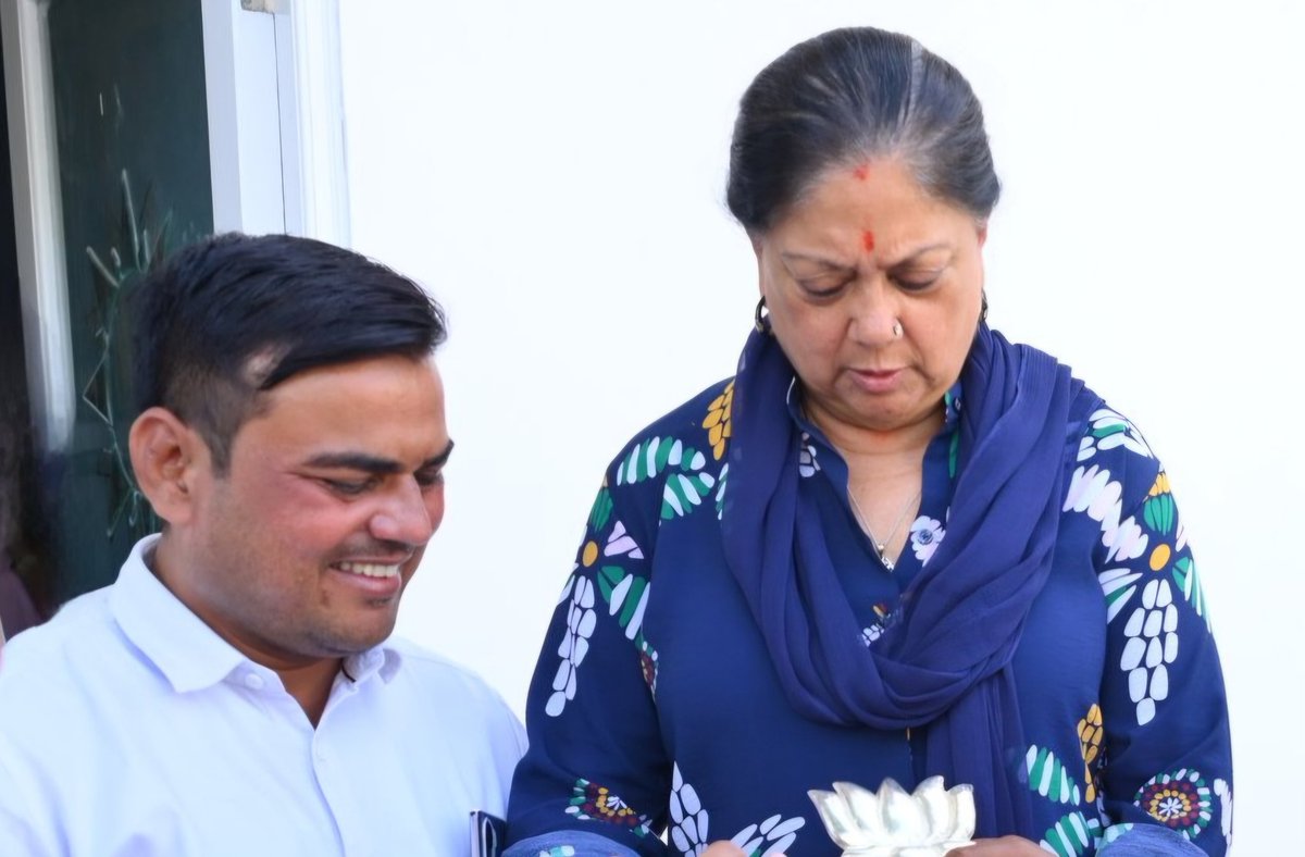 राजस्थान की पूर्व मुख्यमंत्री आदरणीया महारानी सा. <a href="/VasundharaBJP/">Vasundhara Raje</a> जी आपको जन्मदिवस की हार्दिक बधाई। मैं ईश्वर से आपके अच्छे स्वास्थ्य, दीर्घायु एवं यशस्वी जीवन की कामना करता हूं
