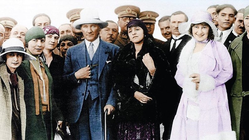 Dünya yüzünde gördüğümüz her şey kadının eseridir."
-Mustafa Kemal Atatürk 

8 Mart Dünya Kadınlar Günü kutlu olsun🖤