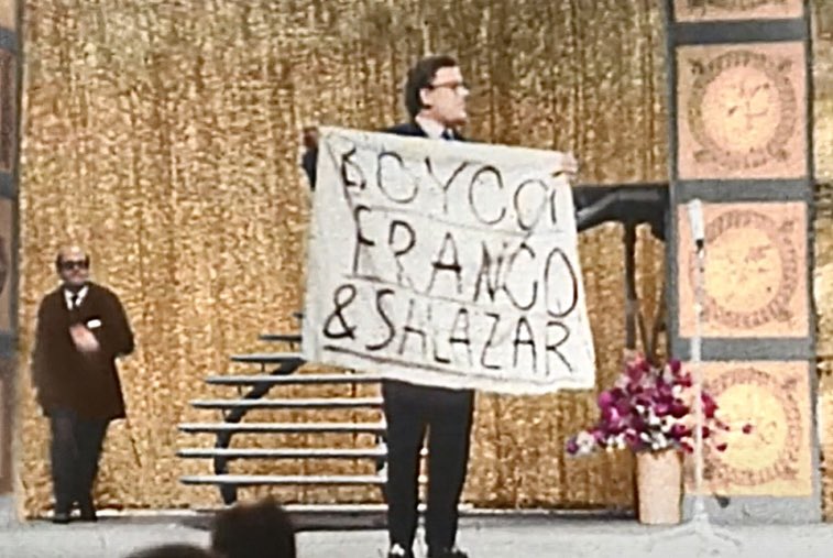 “A nossa posição sempre foi musical e não política” dizem os vencedores do Festival da Canção. 

Tudo é político, sempre foi. 

Não existe neutralidade, existe falta de coragem e indiferença.