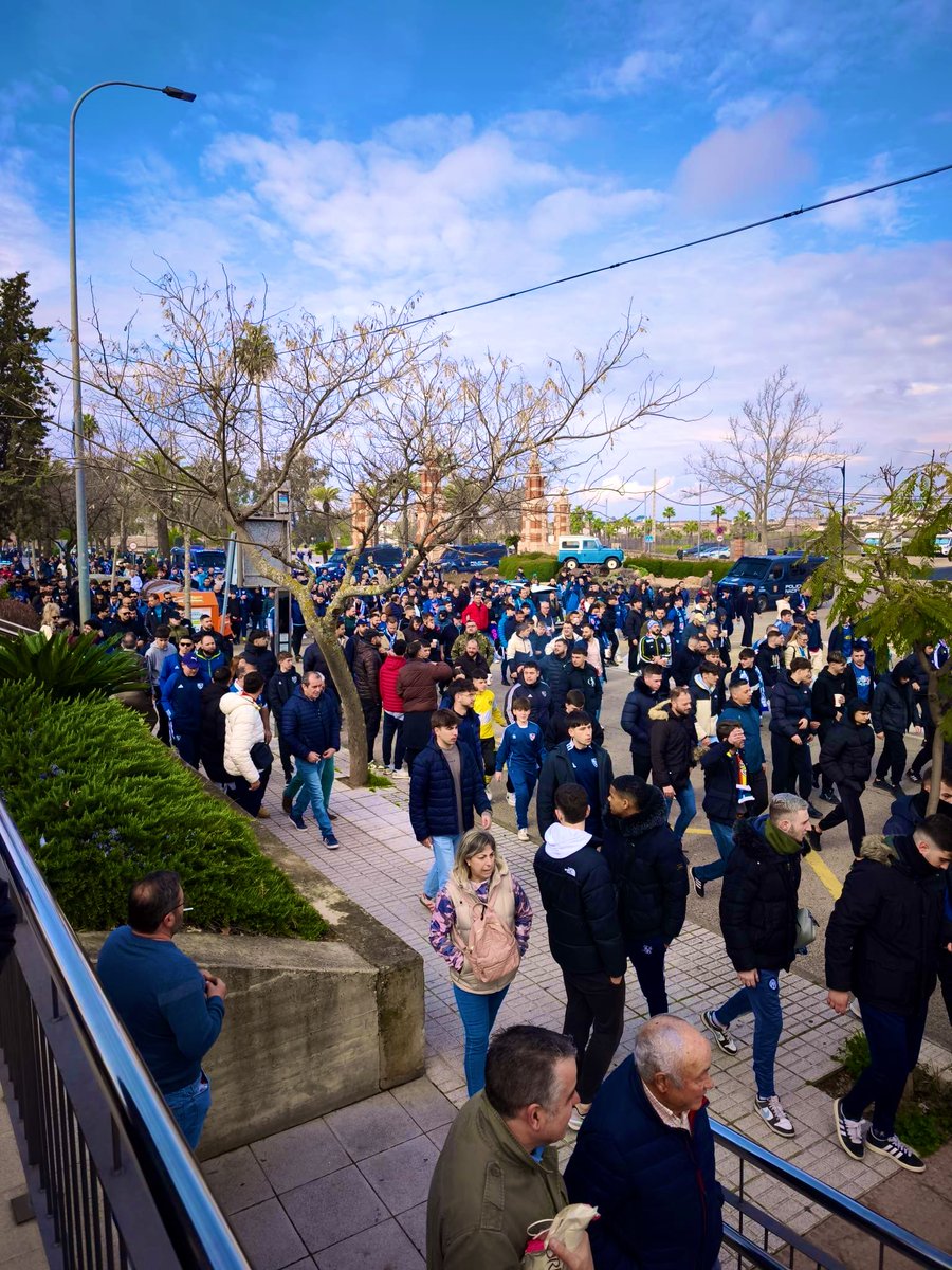 Josito_Linares's tweet photo. 📸¡Los azulillos casi 2 horas antes del derbi  subiendo a Linarejos y recibiendo el bus del @Linares_Dptvo!💙 https://t.co/icP10wDbRT