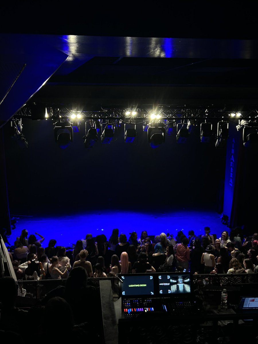 Pink_tokki_'s tweet photo. Après le concert de Just B je me suis retrouvée au concert de Sunny Lukas vrm une vie aléatoire pcq c’était pas prévu https://t.co/9xupQ3j7Xs