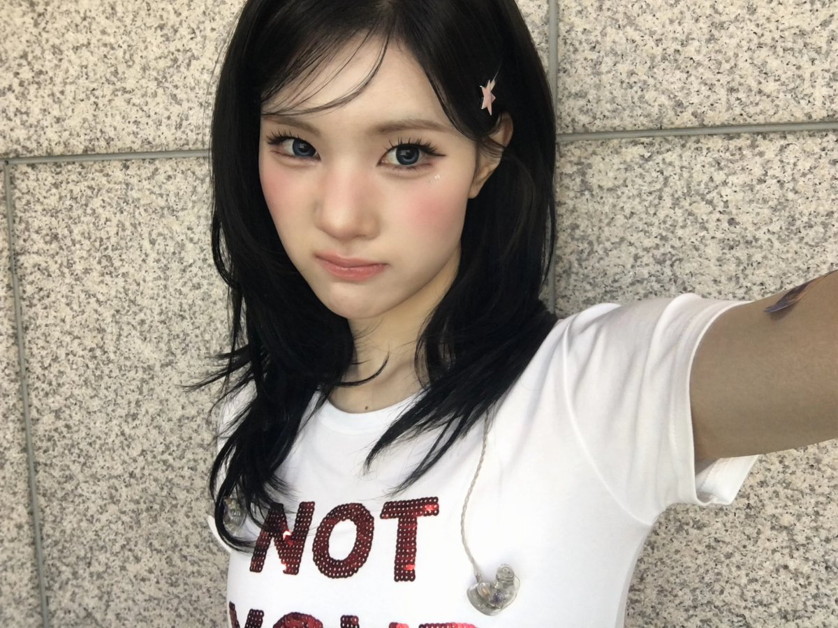pinkeuberys's tweet photo. sumpah tiap liat foto juun tuh, ntah selca atau di fotoin, bawaannya amazee mulu, kaya struktur muka dia tuh perfect dari mata ke idung ke jawline, cantiknya tuh ga di yang kata “cantik” aja tapi ada “ganteng” nya jugaa, ALIAS INIMAH PERFECT 😭💥💥 https://t.co/tAFxv2bAtJ