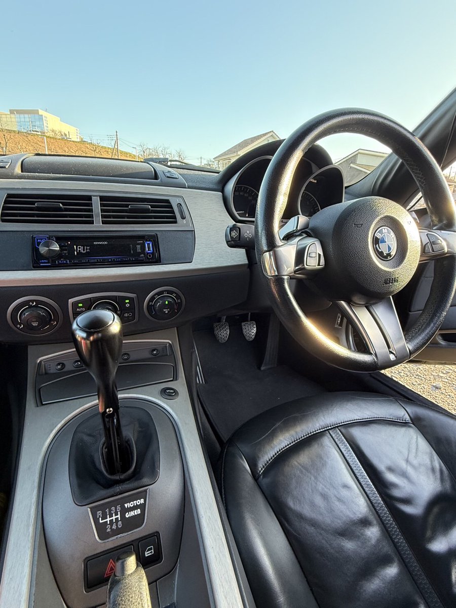 Z4 3.0l 6MT 売ります→　80万円
車検2年付き
12万キロ
不具合無し
定番の不具合は一通りメンテ済み：
幌油圧モーター新品交換
GM5モジュールリレー新品交換
エンジン周りで裂けていたゴーム類、ホース類、パッキン類、その他細かい所多数…
それなりにケアされています。
↓続く